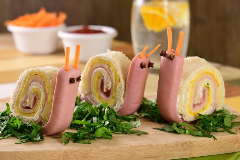 朝食にもランチにもオススメ。下にレタスを敷いてニンジンで触角を作ったら、カタツムリの完成！