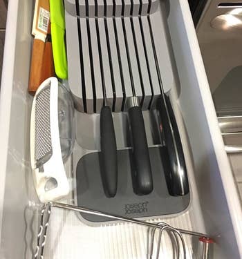 the same knives in the organizer 