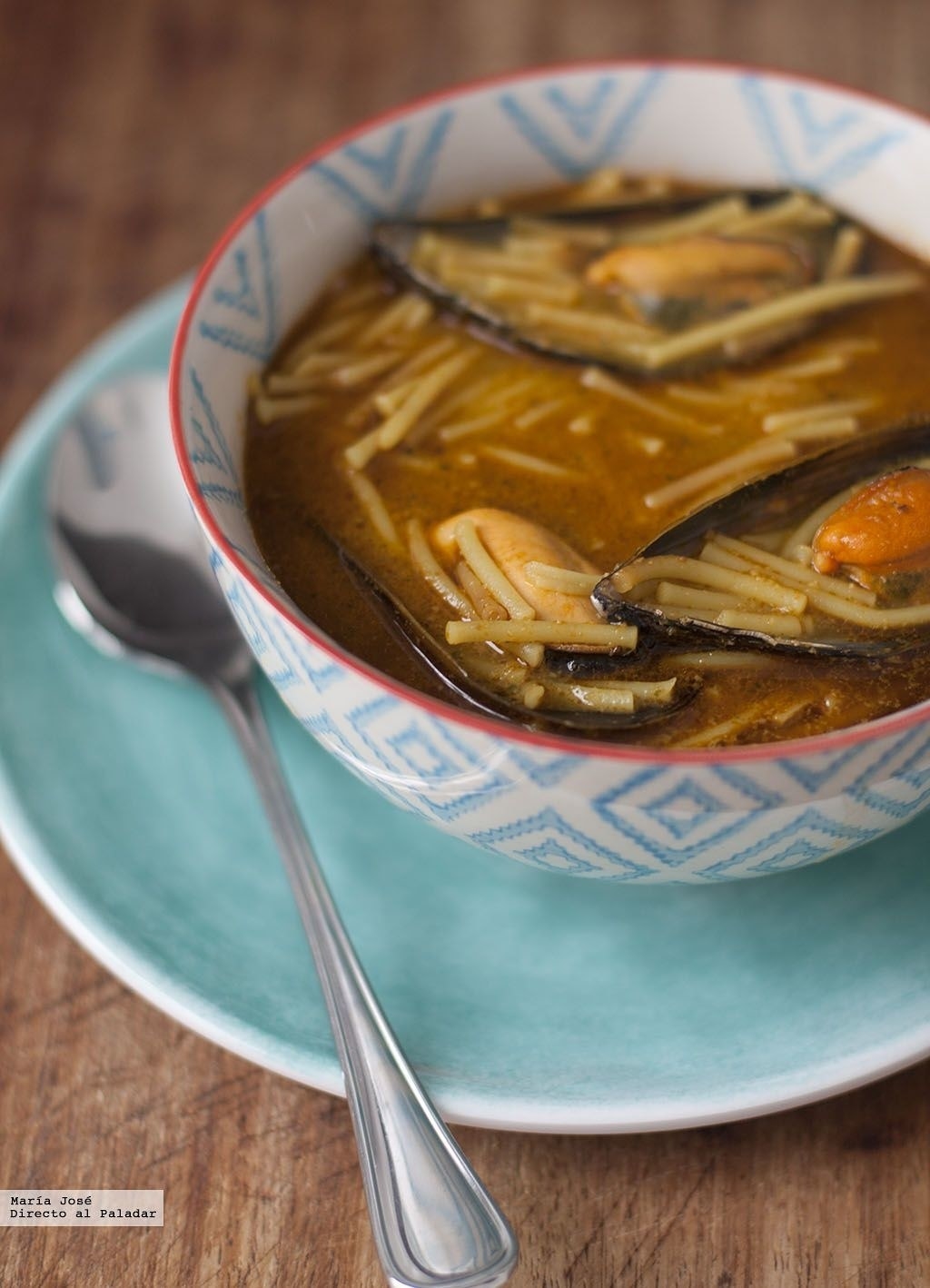 En Directo al Paladar nos traen esta receta sencillísima de fideos con mejillones, que te permitirá conseguir lo mejor de cualquier caldo de pescado sin necesidad de gastar demasiado ni echar mucho tiempo en la cocina.