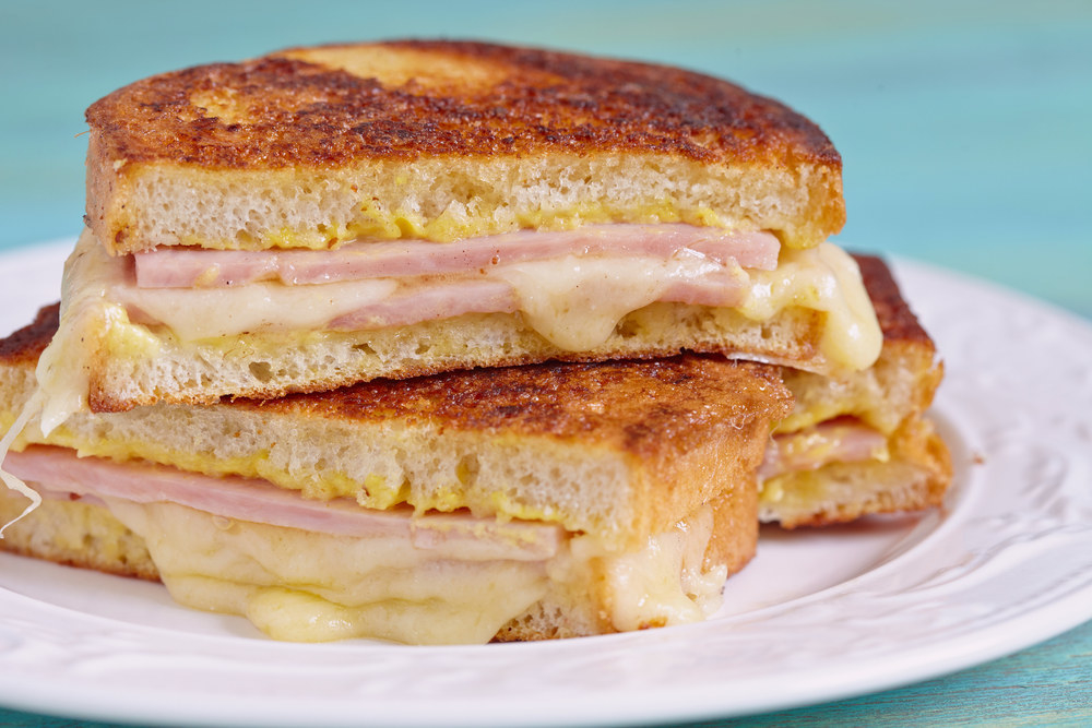 Si quieres perfeccionar la técnica de prepararte algo de cenar que sean algo más que un embutido dentro de pan de molde en el tiempo que tardan en terminar los anuncios, echa un ojo a estas 24 recetas. En serio, no sabes lo que 10 minutos pueden hacerle a tus sándwiches. Y es el tiempo que necesitas para batir un huevo con un poco de leche, empapar el pan en la mezcla y ponerlo en la sartén con un poco de pavo, jamón cocido y queso.