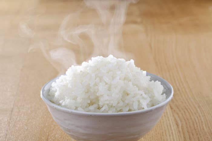 Começamos com uma receita simples, fácil, direta e essencial para você que precisa aprender a fazer aquele arroz soltinho clássico. Você vai precisar de uma xícara de arroz, o dobro de água, cebola, azeite e sal. Veja o como fazer arroz simples e soltinho aqui. O site diz ainda que precisa de folha de louro, mas vamos combinar entre nós que nem precisa.