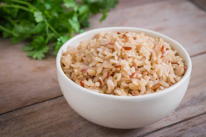 Se você está buscando arroz integral bem básico e gostoso, este item é seu. A receita é muito parecida com a do arroz normal, com um pouco mais de água. Veja o passo a passo e dicas para deixá-lo ainda melhor neste post.