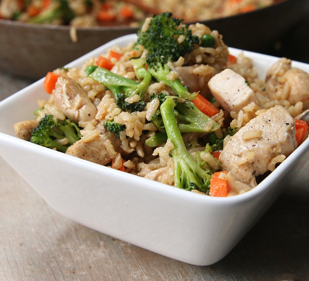 Quando você aprender a fazer o arroz integral, vai ter condição de jantar esse delicioso mexido de arroz com frango. Tudo que você vai precisar é de arroz, frango, brócolis, cenoura, ervilha e temperos bem gostosos. Aproveite e veja como fazer aqui.
