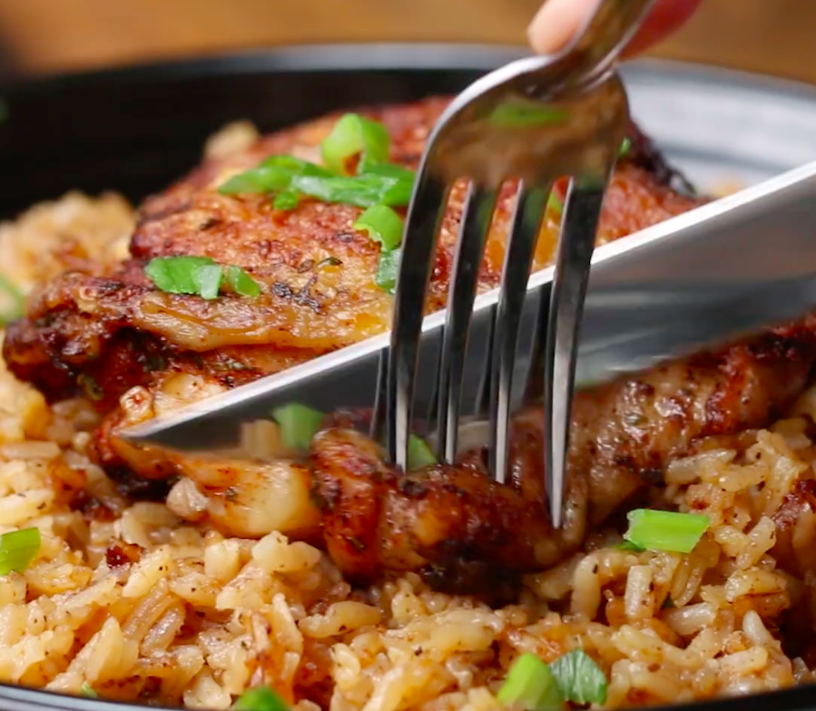 Tá aí um clássico da culinária brasileira que jamais poderia ficar de fora deste post: uma receita de arroz com frango, com a maravilha desta versão ser feita em uma panela só. Veja a receita completa aqui.