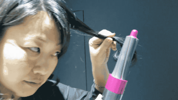 ヘアブローやヘアセットするための製品は様々なタイプがありますが、ダイソンのエアラップは従来とは全く違うアプローチをしています。こちらの動画を見てもらえば分かるとおり、本体を髪の毛に近づけると髪の毛が勝手にクルクルと巻きついています。