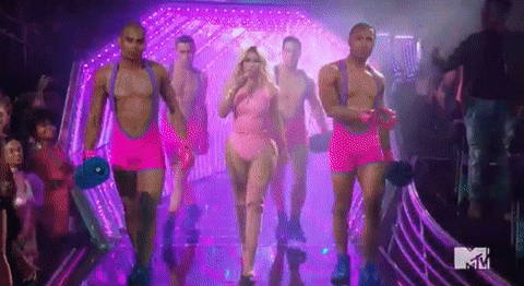 Nicki Minaj vuelve a los MTV EMA después de ser la maestra de ceremonias de la gala de 2014. Este año lo lleva petando desde que en agosto sacase su cuarto disco, 'Queen' y liarla parda varias veces en redes sociales. Nicki Minaj nunca deja indiferente. Además, podría llevarse a casa un par de premios ya que está nominada a Mejor Artista Hip Hop y a Mejor Look. Y Nicki de looks sabe un rato.
