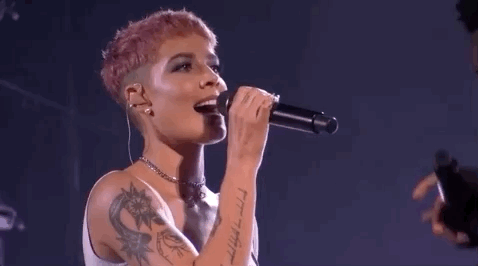 Hasley acaba de arrasar con su gira mundial 'Hopeless Fountain Kingdom' y ha publicado su último single 'Without me' en octubre, pero entre una cosa y otra también ha tenido tiempo de ponerse el pelo de todos los colores del mundo. Y una persona con el pelo azul nunca decepciona.