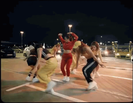Rosalía presentará su disco 'El mal querer' tan solo dos días antes de la gala (NERVIOS). Sus dos adelantos, 'Malamente' y 'Pienso en tu mirá', así como su colaboración con J. Balvin, ya te los sabes de memoria, así que seguro que tú también estás deseando ver lo que nos depara la noche.