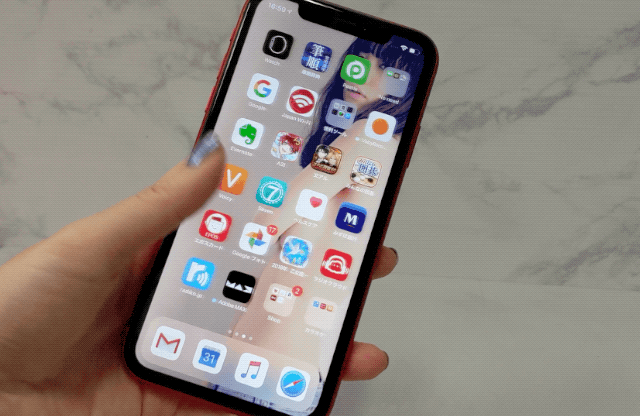 ちょっとキツイのでスマホリングを付けた方が安心です。ちなみに弊社インターンの大学生(XS MAXユーザー)いわく…「妹が高校生なんですけれど、最近の子は大きなサイズがいいみたいです。理由はiPhoneが大きいと小顔に見えるから」。