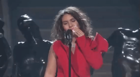Alessia Cara cantará para nosotros su último hit 'Trust My Lonely' que estamos deseando escuchar casi tanto como ver si nos trae otra performance de esas que harían a Ryan Murphy sacar la Moleskine para apuntar nuevas ideas de cara a próximas temporadas de 'American Horror Story'.