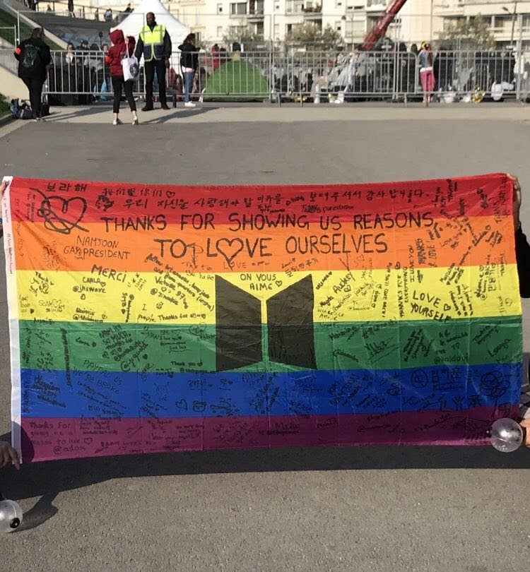 Here S The Heartwarming Tale Behind The Lgbt Pride Flag At A Bts Concert That Went Viral