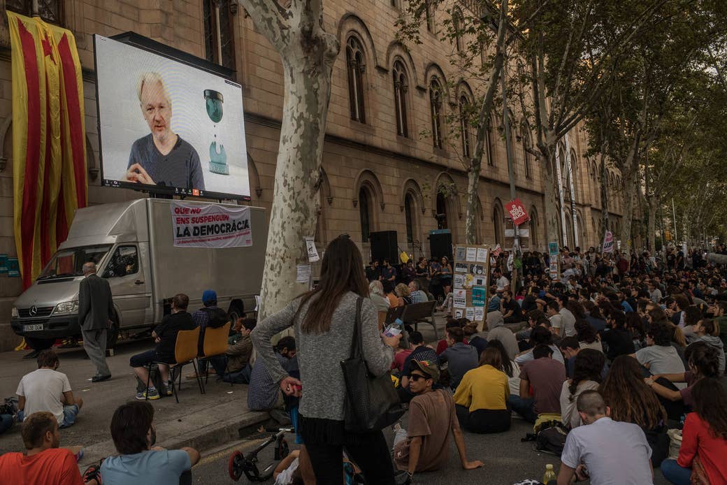 Julian Assange holding a video conference with Catalan students outside the University of Barcelona on Sept. 26, 2017.