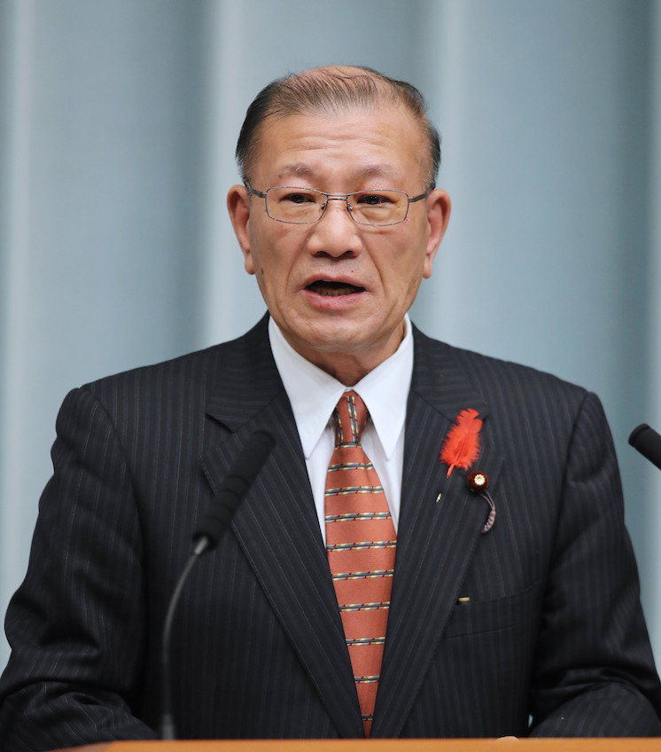 ・農水副大臣、農水委員長、内閣府政務官などを歴任。農林水産政策に詳しい。・北方領土問題をライフワークとしている。・外交政策として、日米同盟を基軸に「国連等との協調により北朝鮮問題への対応を強化」と主張。「北方領土返還の早期実現と尖閣・竹島・離島など、わが国の領土・領海を守る」としている。・環太平洋経済連携協定（TPP）交渉について、日本が参加することに反対していた。・趣味は読書、カラオケ、離島訪問。好きな食べ物は豆腐、妻と娘の手料理。・そろばん初段。