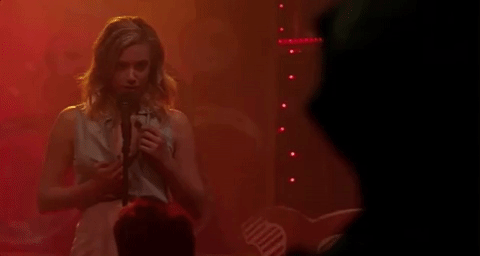 "Cuando Betty bailó el 'baile de la serpiente', lo que básicamente significó que una chica de 16 años se desnudó para hacer un cover de 'Mad World' en una sala llena de hombres adultos y su mamá. No podía ver más".—abigails43ad284bd