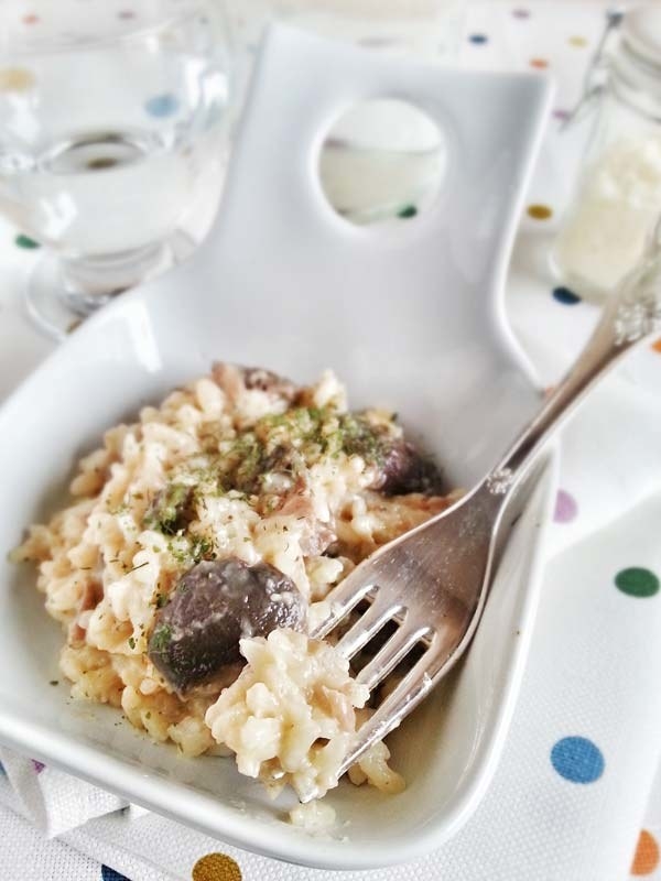 La base de todo risotto es el arroz y el queso, a eso generalmente se le incorporan diferentes alimentos. En esta receta en particular los ingredientes estrellas son los hongos o setas, también te recomendamos tener a la mano vino blanco, para mejorar la experiencia culinaria en un 100%. Los pasos para su preparación los encuentras aquí.