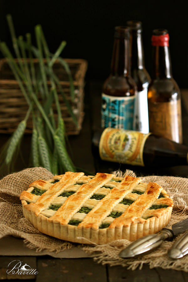La crostata es, por lo general, una tarta italiana que se come en el postre y viene rellena de frutas y/o mermelada. Ahora bien, para aquellos que buscan una versión más adulta, está este pastelito relleno de espinaca y queso ricotta. La preparación no es la más fácil del mundo, pero valdrá la pena esmerarse. Los pasos están por aquí.