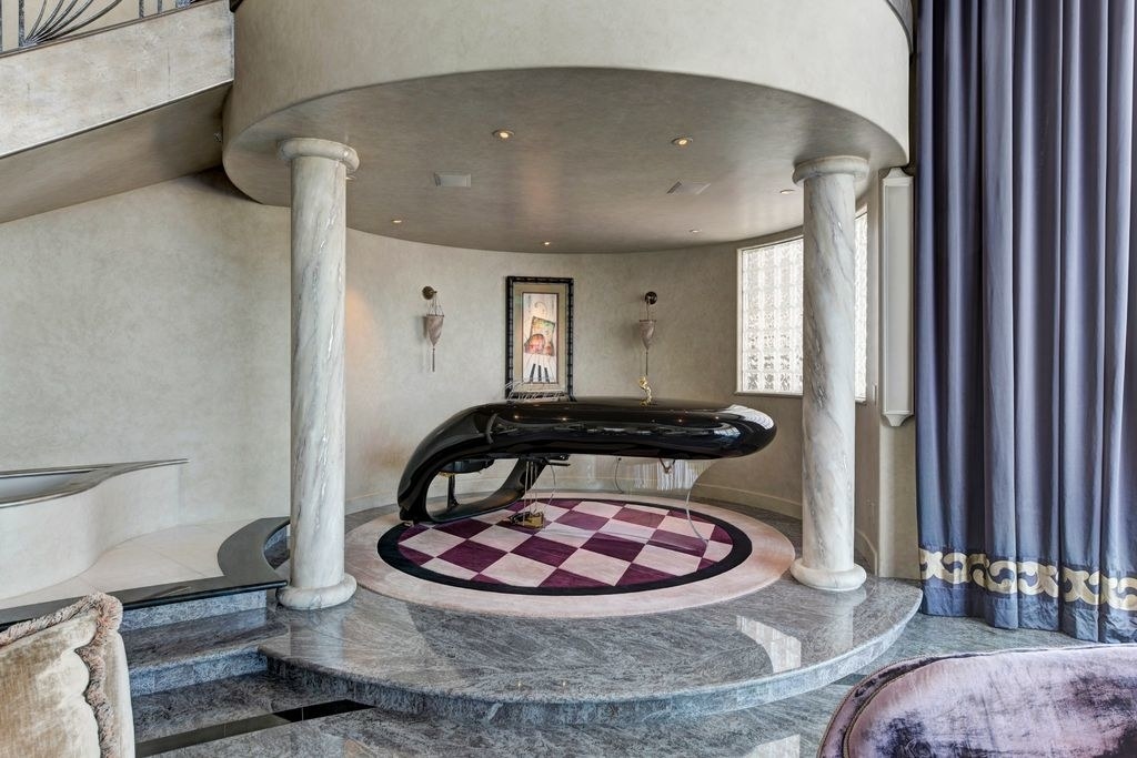 I'm Obsessed With These Ugly Mansions On Zillow