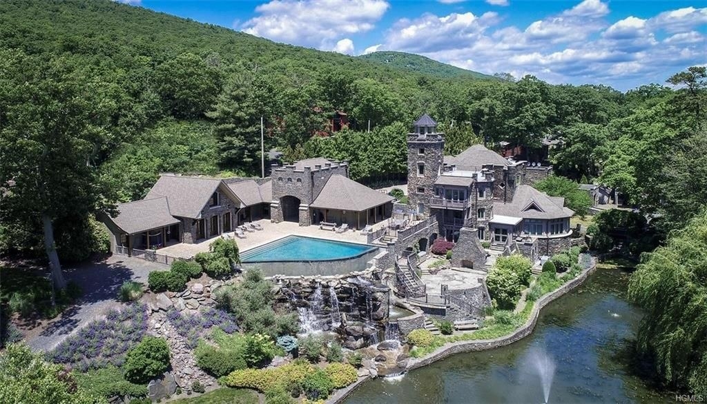 I'm Obsessed With These Ugly Mansions On Zillow