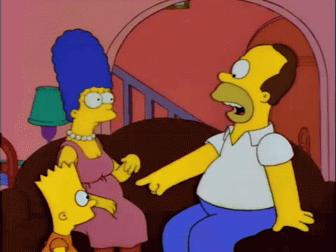 "En 'Maggie Makes Three', muestran a Homer en casa, gritando y arrancándose el pelo cuando se entera de que Marge está embarazada y van a tener tres hijos. Pero en la 'Primera palabra' de Lisa acababan de mudarse a la casa cuando nació Lisa. Vivían con Bart en un apartamento y Homer parecía contento al enterarse del embarazo".—jennies4783ed5b8