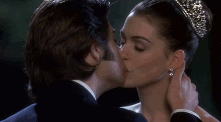 「私が一番好きなキスシーンは、プリティ・プリンセスのミアとマイケルのキスシーン。歩いているミアをマイケルが止める所と、ミアがキスするときに足を上げたとき、庭のライトが点く演出が大好きだ。とっても素敵なので、私も自分のファーストキスはこんな風にしたいと思っていた」—Emmal4775a01dc
