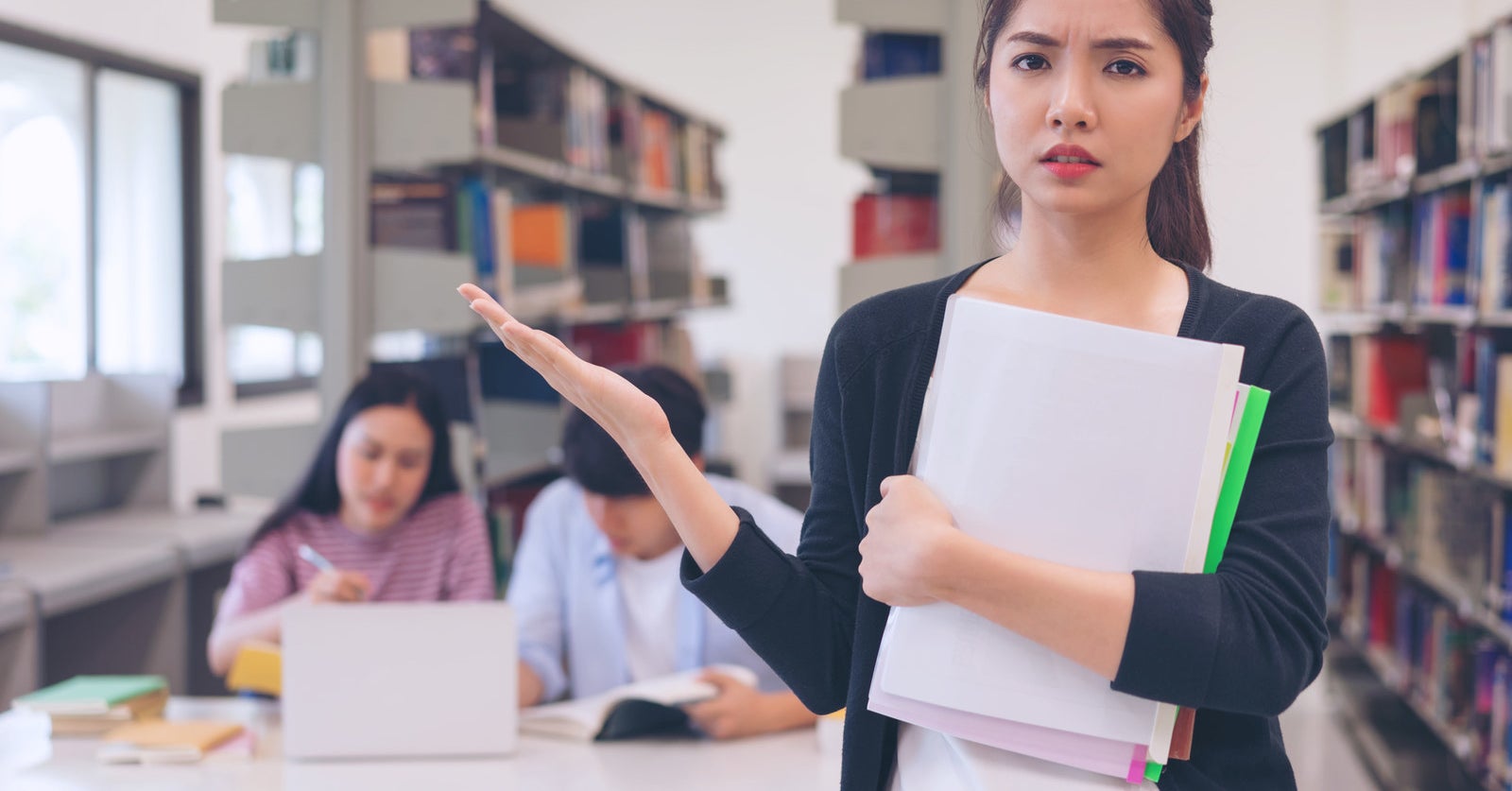 Покупатели в книжном. Фотосессия в библиотеке. You to work in a library. Девушка в библиотеке. Имидж современного библиотекаря.