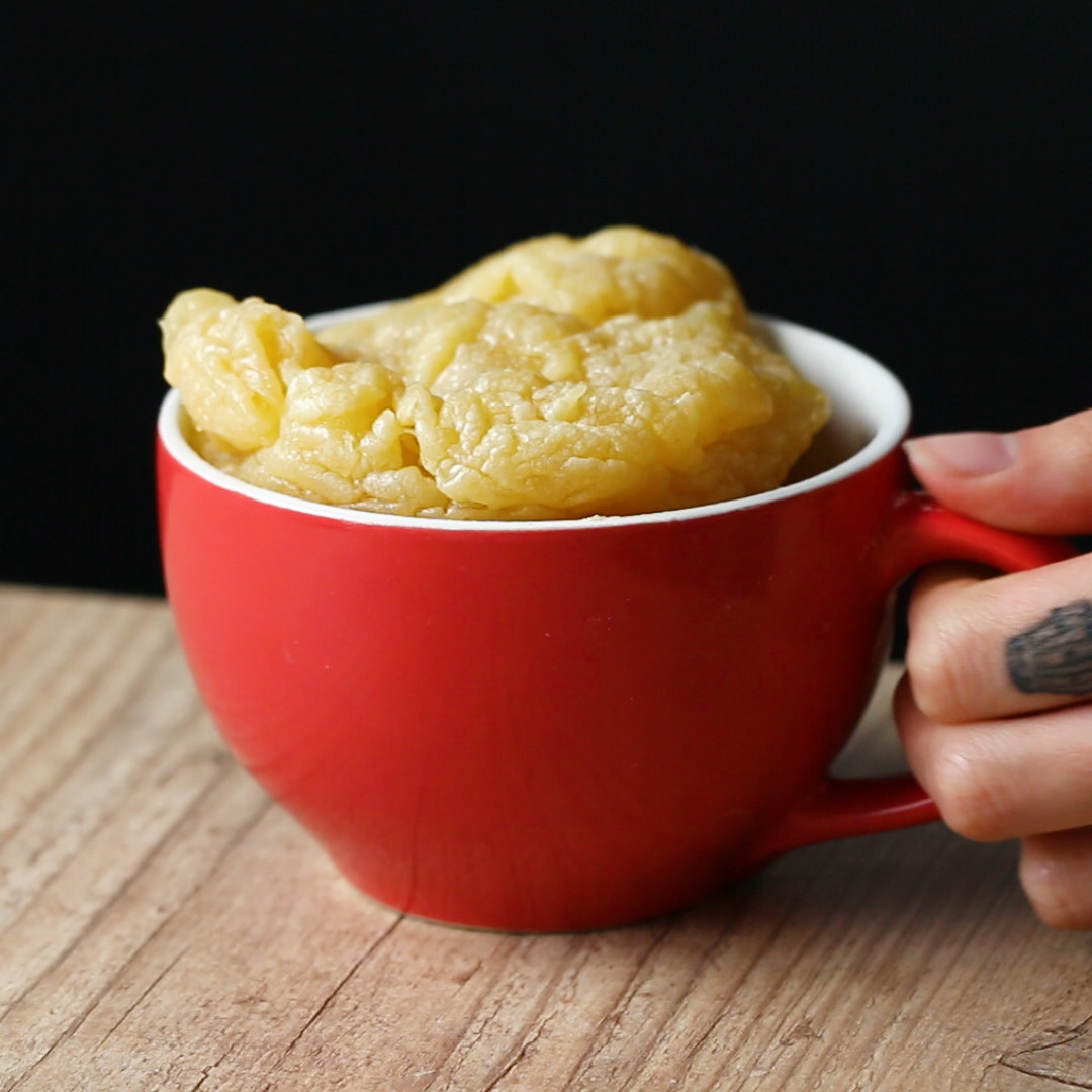Você vai precisar de:1 ovo½ colher de chá de sal¼ xícara de queijo muçarela1 colher de sopa de queijo parmesão1 colher de sopa de água⅓ de xícara de óleo vegetal⅔ xícara de polvilho azedo Modo de preparo:1. Em uma caneca, bata o ovo e adicione o sal, a muçarela, o parmesão, a água, o óleo e o polvilho. Misture até ficar homogêneo e leve ao microondas P100 3min+30seg.2. Aproveite!