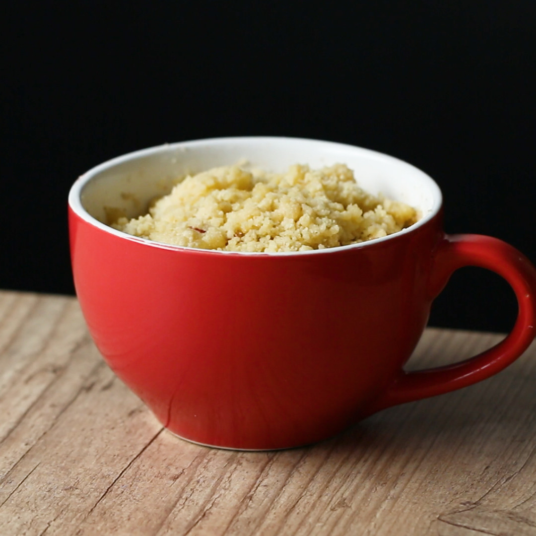 Você vai precisar de:6 colheres de sopa de farinha2 colheres de sopa de manteiga macia1 xícara de maçã sem semente picada1½ colheres de sopa de açúcar, divididas¼ colher de chá de canela Modo de preparo:1. Em uma tigela média, misture a farinha, a manteiga e 1 colher de açúcar até parecer uma farofa uniforme. Forre o fundo de uma caneca com metade da mistura e leve ao microondas por P100 1min+1min.2. Retire e adicione a maçã, o açúcar e a canela. Coloque o restante da mistura de farinha e cubra com o plástico filme. Leve ao microondas por P50 1min30seg+1min30seg. Retire o plástico e volte ao microondas por P100 1min.3. Espere esfriar por 3 minutos e sirva.4. Aproveite!