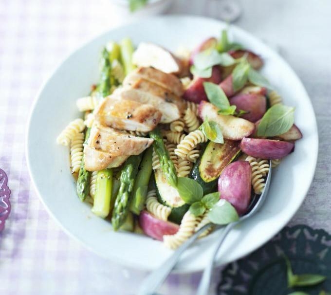 Además de que es riquísima, un plus de esta ensalada es que la puedes comer fría, así que te evitar hacer una fila en el horno de microondas. Esta receta lleva un toque de durazno, así que espera un saborcito agridulce muy interesante.