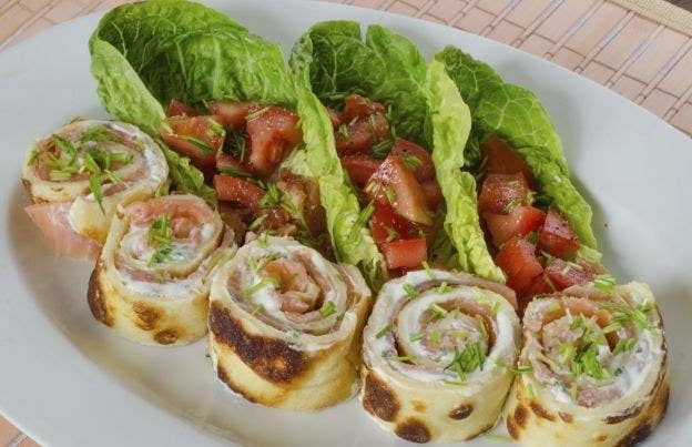Una manera de darle la vuelta a las sincronizadas. Puedes hacerlas de jamón y queso, como la de la receta, pero también puedes experimentar con pollo, champiñones, otros quesos, salmón y, prácticamente, cualquier cosa que se pueda enrollar en una tortilla.