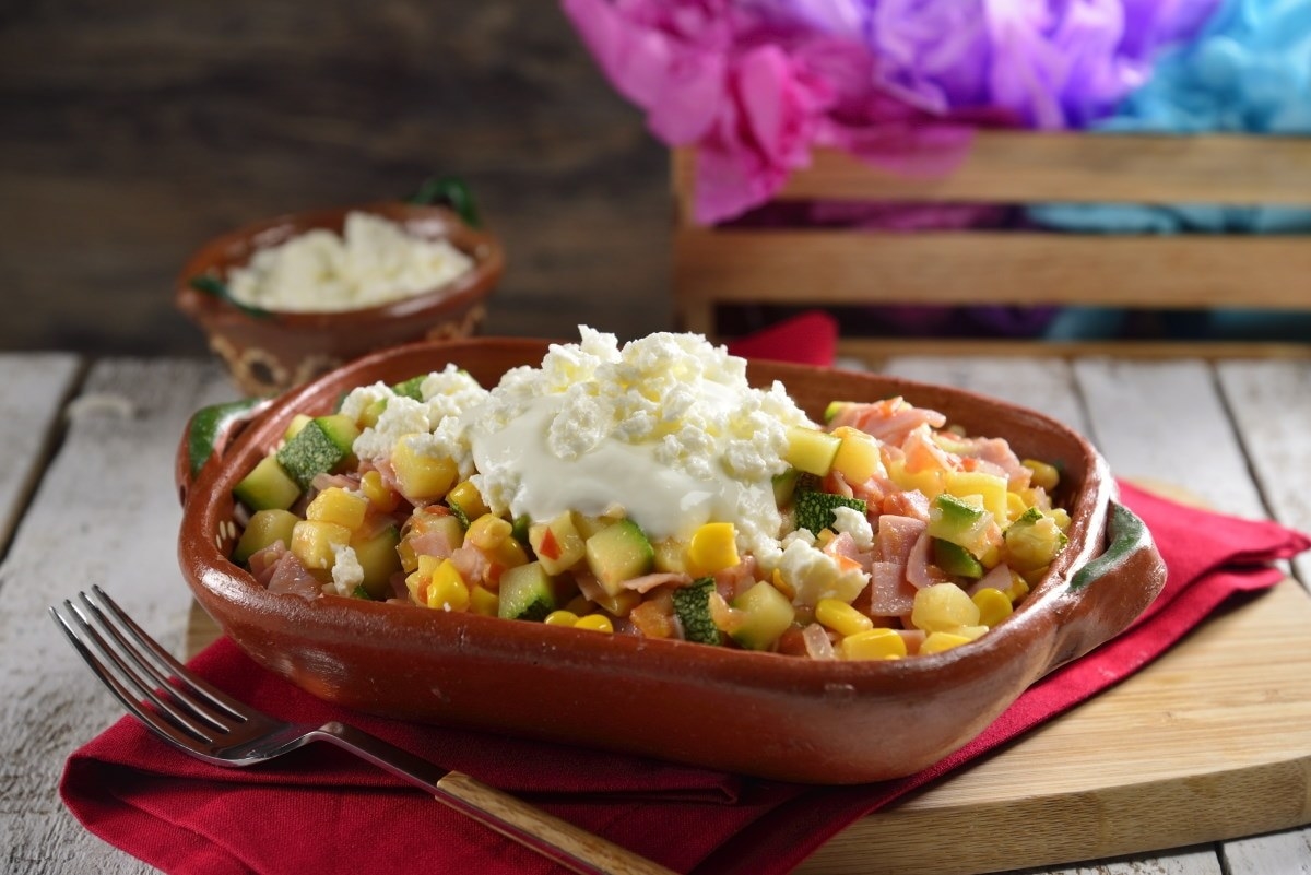 Comer casero en la oficina no es imposible con esta receta. Solo necesitas poner a cocer las verduras con las que se acompañan estas calabacitas y listo. Puedes complementar con arroz o comerlas así solas.