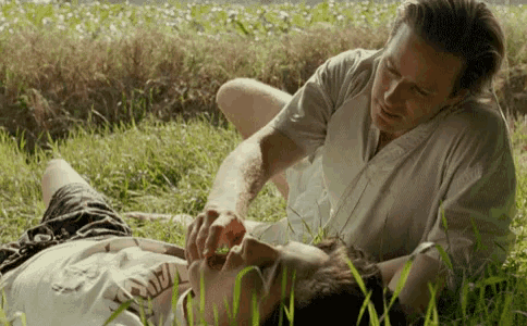 In einem trägen Sommer in Italien verliebt sich der junge Elio in den Assistenten seines Vaters. Die Romanze zwischen dem ungleichen Paar ist unglaublich intensiv und emotional. Und vor allem: viel zu kurz.