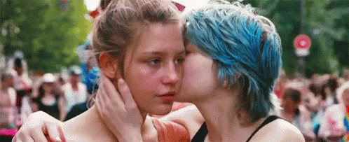 Eine der ikonischsten Liebesgeschichte zwischen zwei Mädels, die die Welt je gesehen hat. Die herzzerreißende Romanze zwischen Emma und Adele zeigt, dass Liebe auf den ersten Blick wirklich existiert.