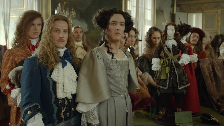 Herzog Philippe von Orléans ist nicht nur der jüngere Bruder des Sonnenkönigs Ludwig XIIII., sondern ist auch offen schwul. Seine Homosexualität, sowie sein Fabel für Frauenkleidung, passen am französischem Hof zwar nicht jedem, sein Lover Chevalier stärkt ihm trotzdem immer den Rücken.