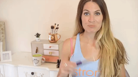 Con unos cinco minutos, el producto se derretirá lo suficiente para que puedas aplicarlo sin problema. Puedes usar este mismo truco cuando un labial se sienta demasiado duro.
