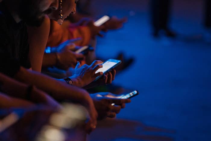 Propagandas em apps para crianças manipulam e distraem, conclui novo estudo