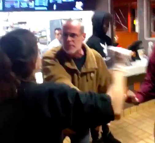 米マックで男が黒人の若者に銃を向ける事案が発生、警察が捜査へ
