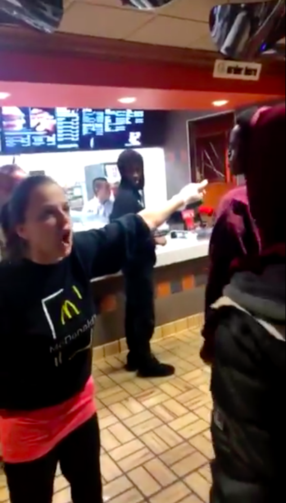 米マックで男が黒人の若者に銃を向ける事案が発生 警察が捜査へ