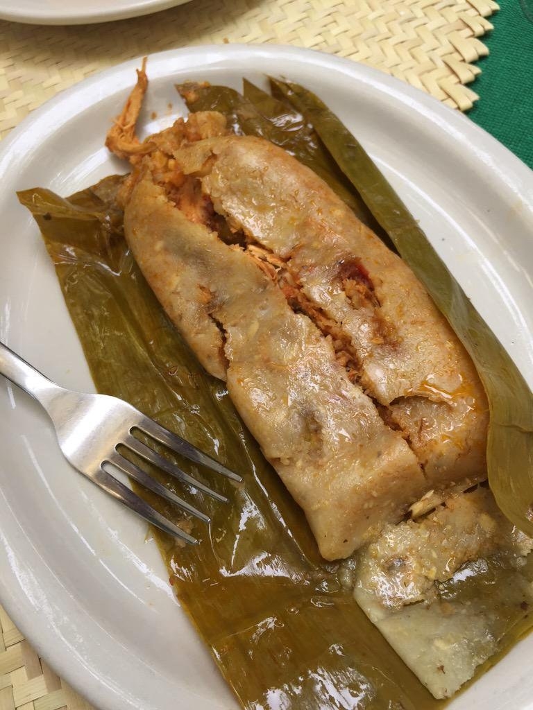 Como ves, en Chiapas son muy fans de los tamales. Estos, en particular, resaltan por la variedad de sus ingredientes: carne de puerco, huevo cocido picado, rajas de chile pimiento, pasas, aceitunas, zanahorias y mole rojo.