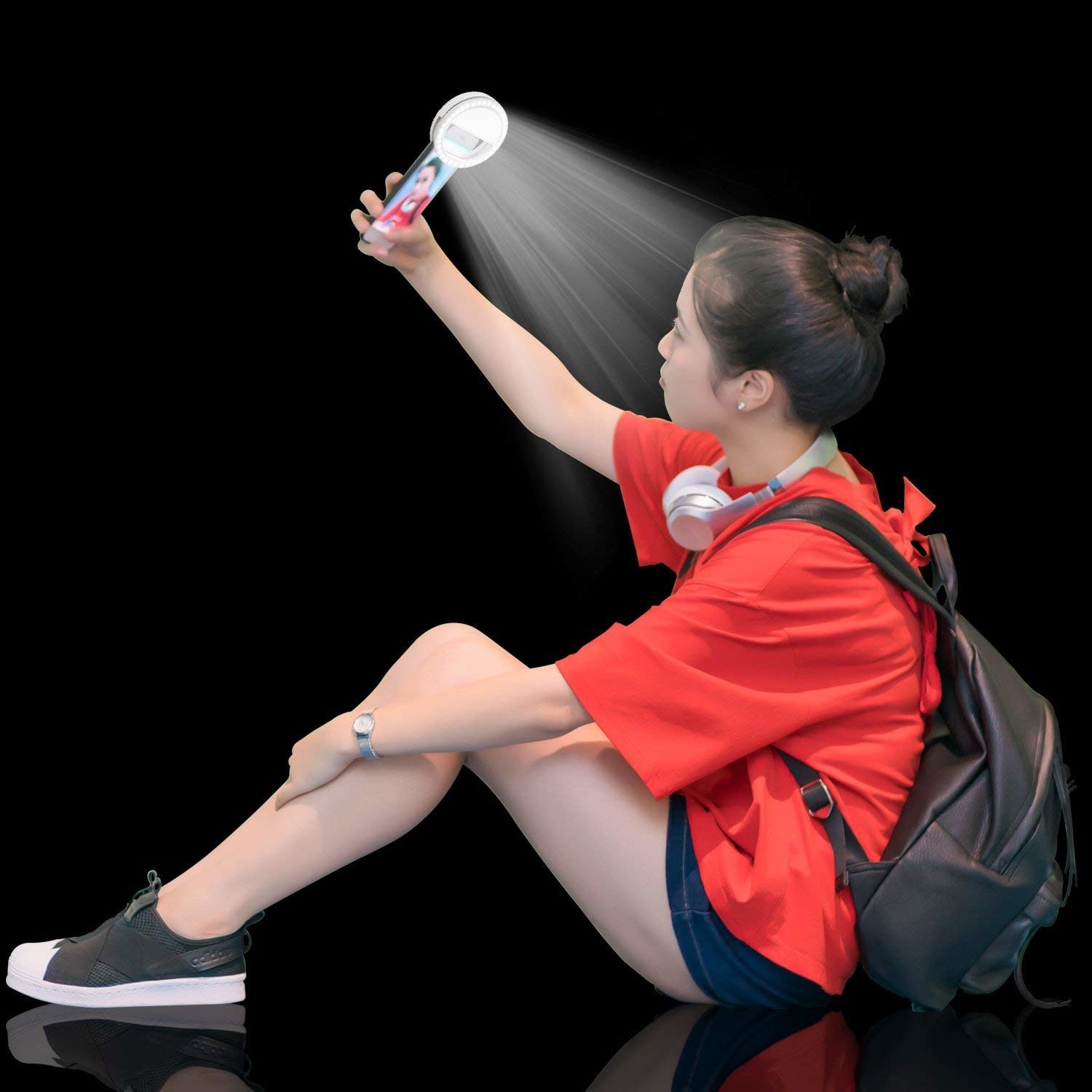 Nem todo celular consegue ajudar você a tirar uma selfie bem legal com uma luz incrível, fala a verdade. Com esse dispositivo aqui você pode ter uma luz extra e bem bacana pra deixar essas selfies muito mais iluminadas.