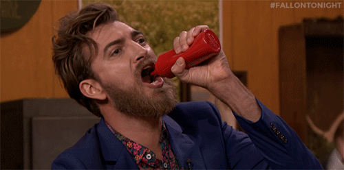 Teve um sul-coreano que casou com seu travesseiro. Por que não casar com um potão de ketchup?