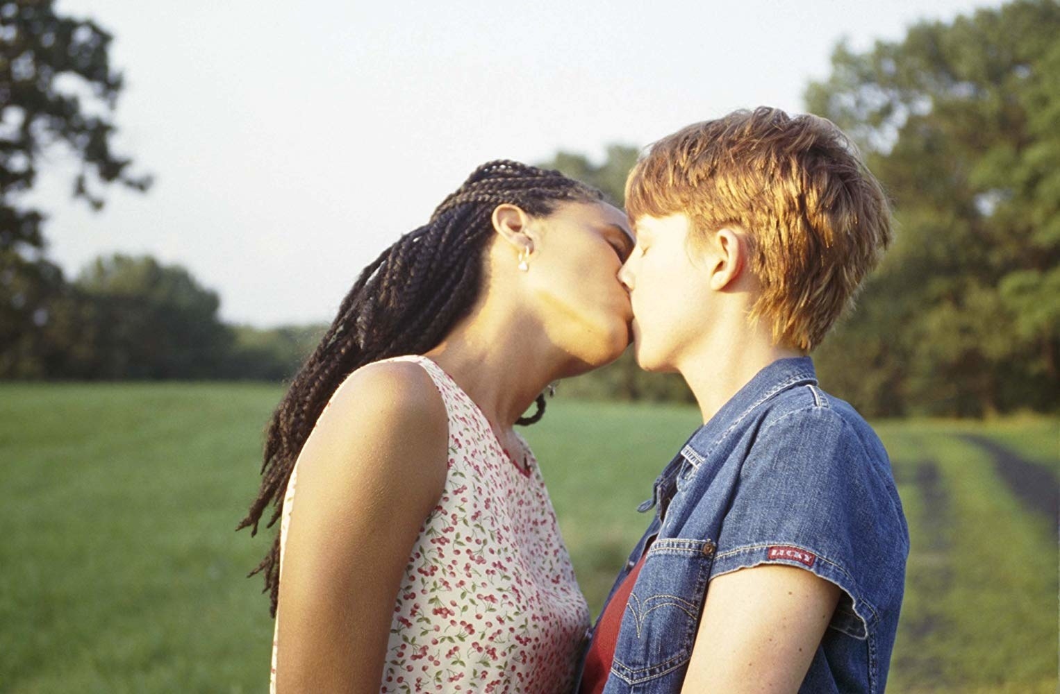 O filme conta a história do primeiro amor de duas adolescentes que tem uma bagagem de vida e de grana muito diferentes. Este foi o primeiro filme de destaque da atriz Laurel Holloman que ficou famosa por seu papel como Tina Kennard em "The L Word".