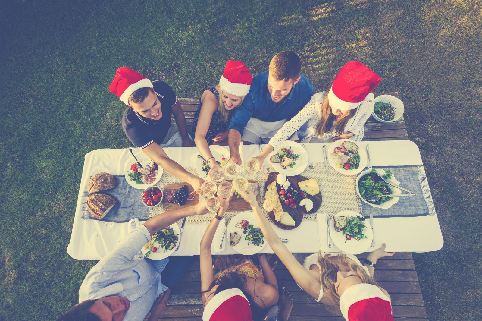 ¿Cuándo hacemos la cena? ¿Quién puede este día? ¿Qué cenamos? ¿Quién lleva qué? ¿Formal? ¿Pijamas? ¿Suéteres de Navidad? ¿Intercambio o dinámica?