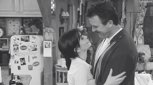 Una de las sorpresas durante el capítulo del compromiso entre Monica y Chandler es la reaparición de Richard, el exnovio de Monica. Ambos rompieron después de que Monica quería casarse y tener hijos y Richard no. Pero justo antes de que Chandler se le propusiera a Monica, Richard reaparece para decirle que nunca la olvidó y que quería comprometerse. Sin embargo, esta teoría de un fan sugiere que Richard sabía que Chandler le iba a proponer matrimonio a Monica y que, con miedo de perderla para siempre, decide hacerlo primero.