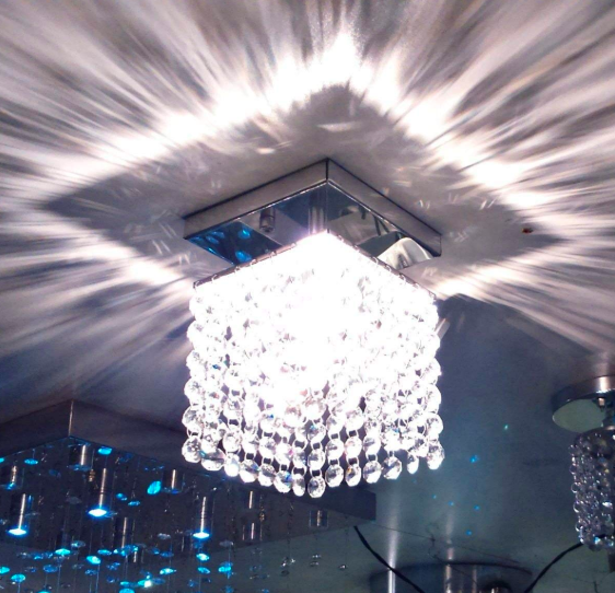 Esta luminária é o centro das atenções em qualquer sala.