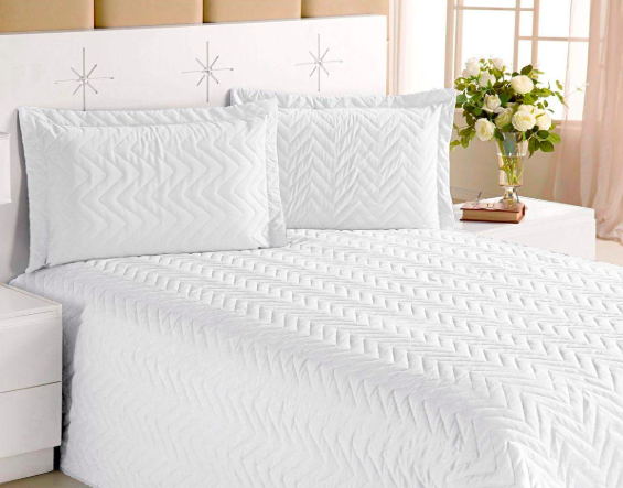 Este conjunto de cama todo branco vai deixar seu quarto com jeito de hotel.