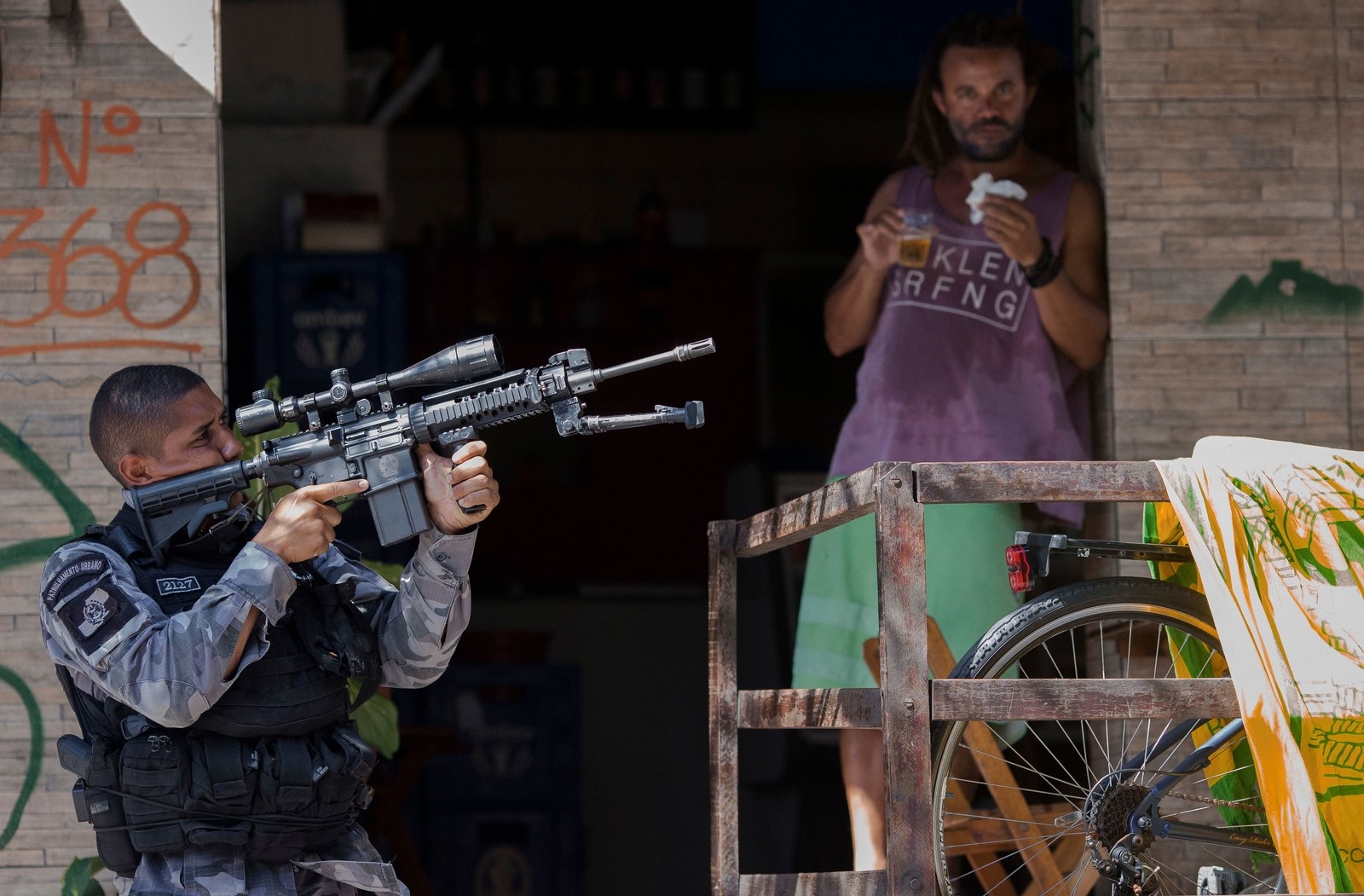 Río de Janeiro, Brasil, 25 de enero - Un miembro de la policía militar durante un operativo en la favela Rocinha.