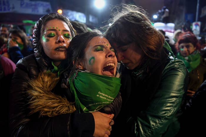 Buenos Aires, Argentina 9 de agosto - Activistas a favor de la legalización del aborto se apoyan, a las afueras del Congreso Nacional, luego de que los senadores votaran en contra de su legalización.
