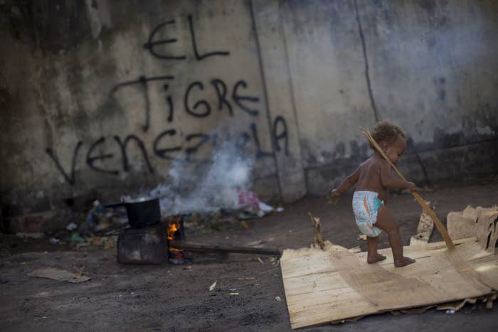 Boa Vista, Roraima, Brasil, 24 de febrero - Un niño venezolano da sus primeros pasos en un hospicio para refugiados.