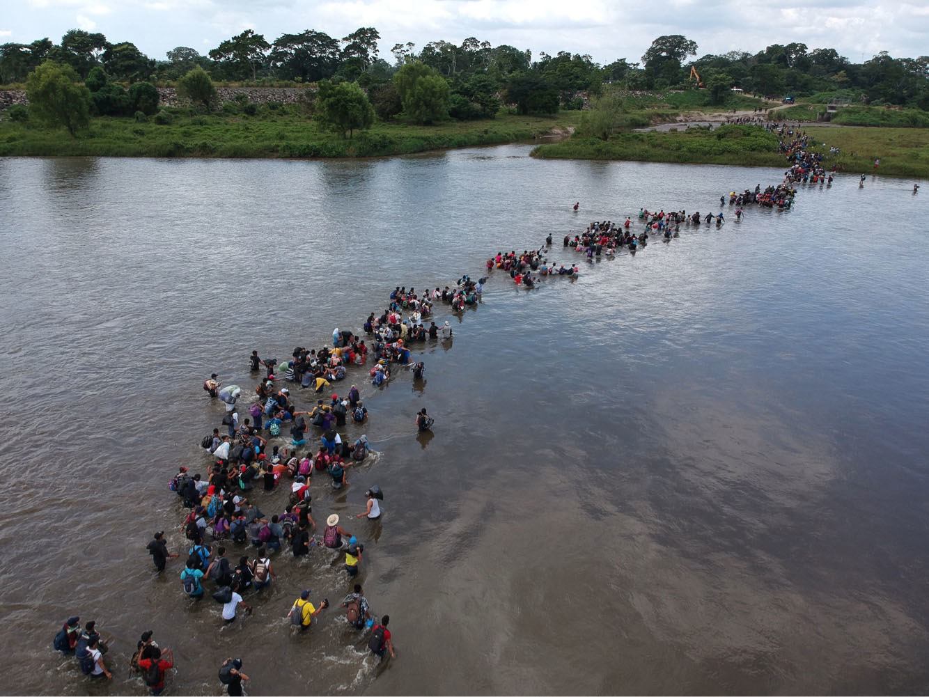 Frontera Guatemala-México, 2 de noviembre - Toma aérea de migrantes salvadoreños cruzando el río Suchiate, desde Ciudad Tecún Umán (Guatemala) hacia México.