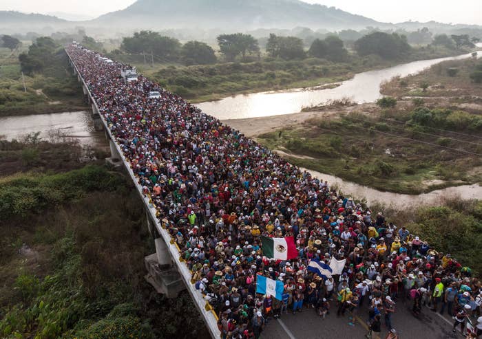 San Pedro Tapanatepec, México, 27 de octubre - Vista aérea de la caravana migrante.